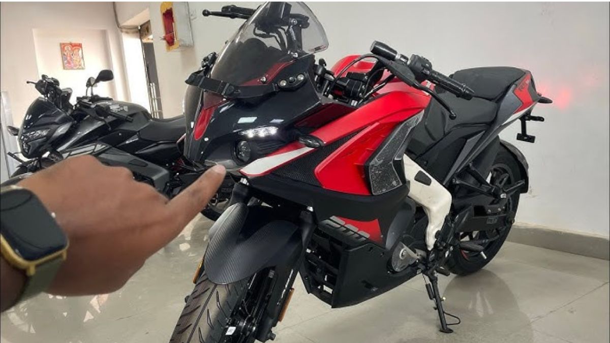 New Bajaj Pulsar RS200 sport bike